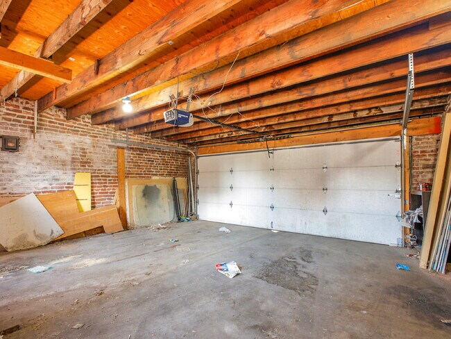 Building Photo - $1,550, 1 bed, 1 bath apartent near wash p...