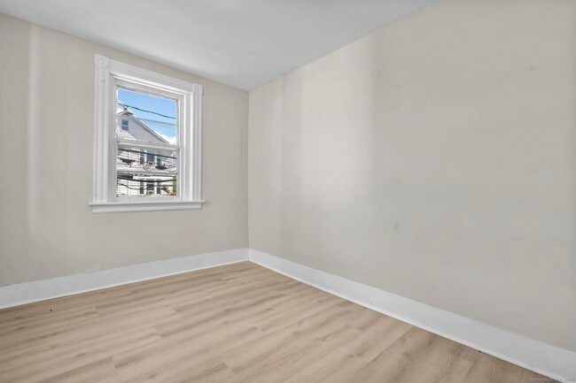 Building Photo - 236 Oak St