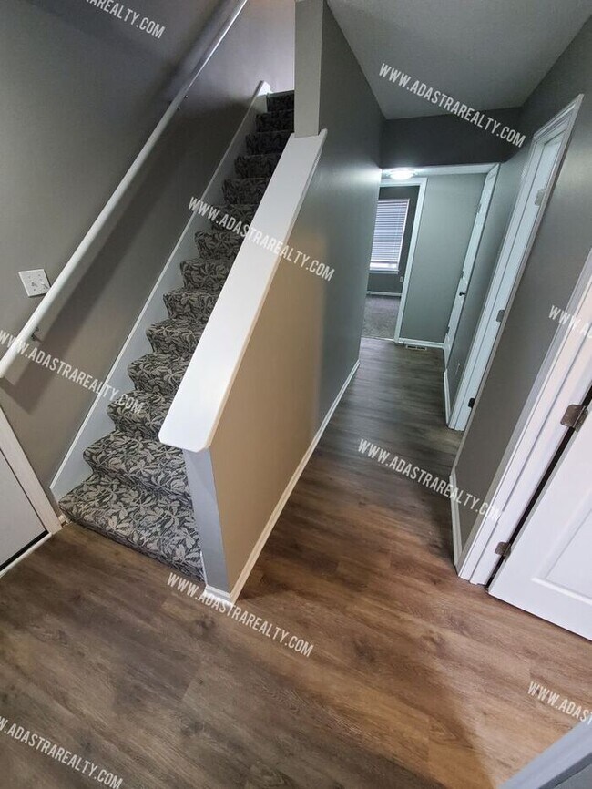 Building Photo - Gorgeous Modern Shawnee Townhome!! So much...