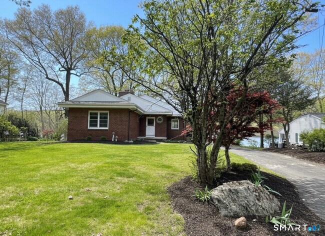 Building Photo - 542 Lake Dr