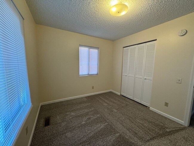 Building Photo - Beautiful home on quiet cul-de-sac/ 6 MONTH LEASE OPTION