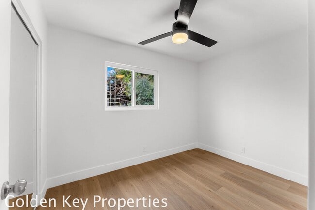 Building Photo - Beautifully remodeled apartment in South Oceanside just a few blocks from the beach!
