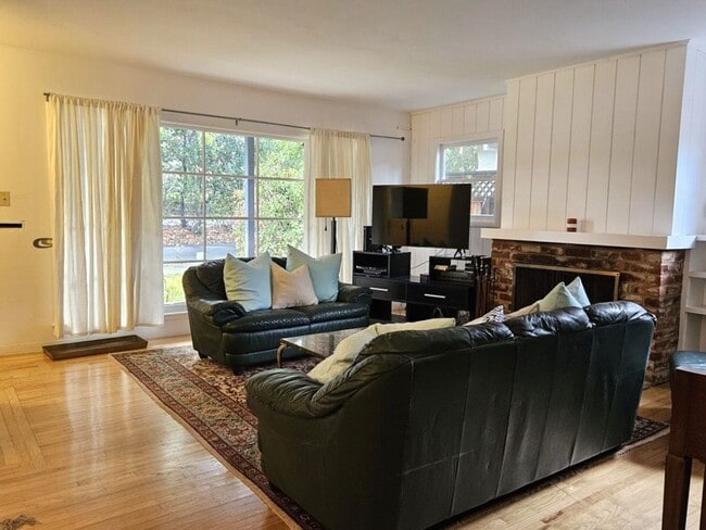 Building Photo - Charming 3 Bedroom Home in Southgate Neigh...