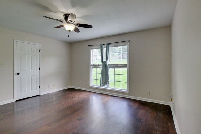 Building Photo - 3 bed 2 bath w sweet basement.  Go