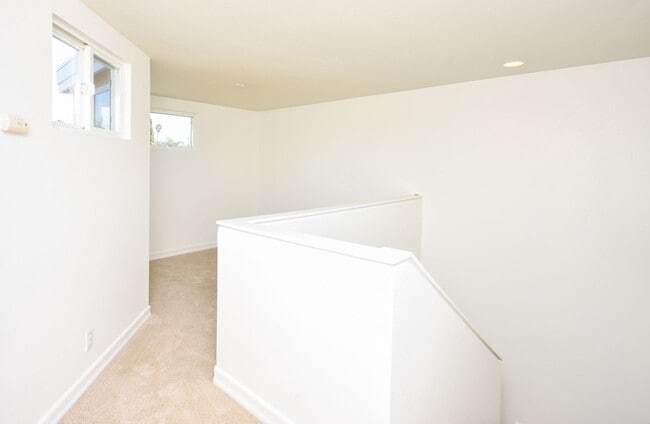 Building Photo - Beautiful condo blocks from the beach!