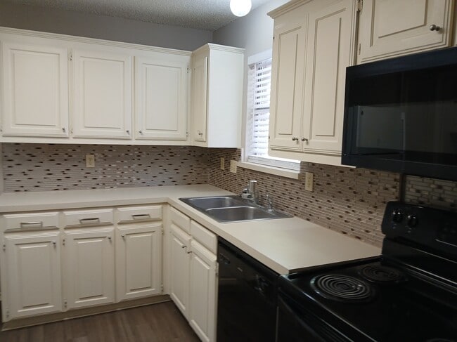 Building Photo - 3202 Foxboro Dr