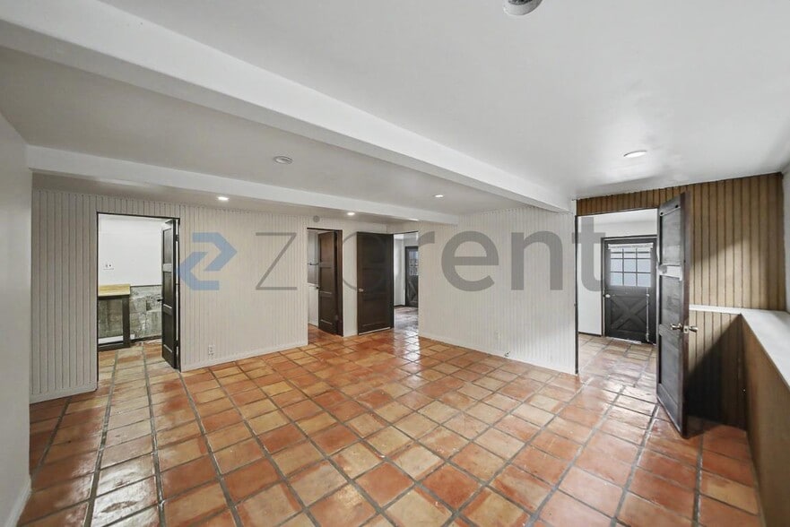 Building Photo - Unit