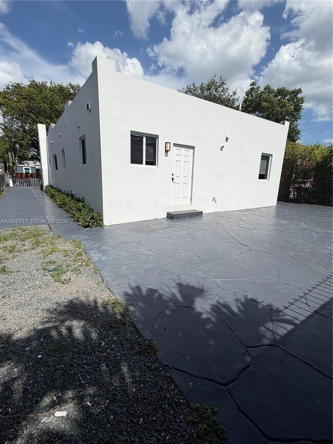 Building Photo - 328 SW 15th Ave