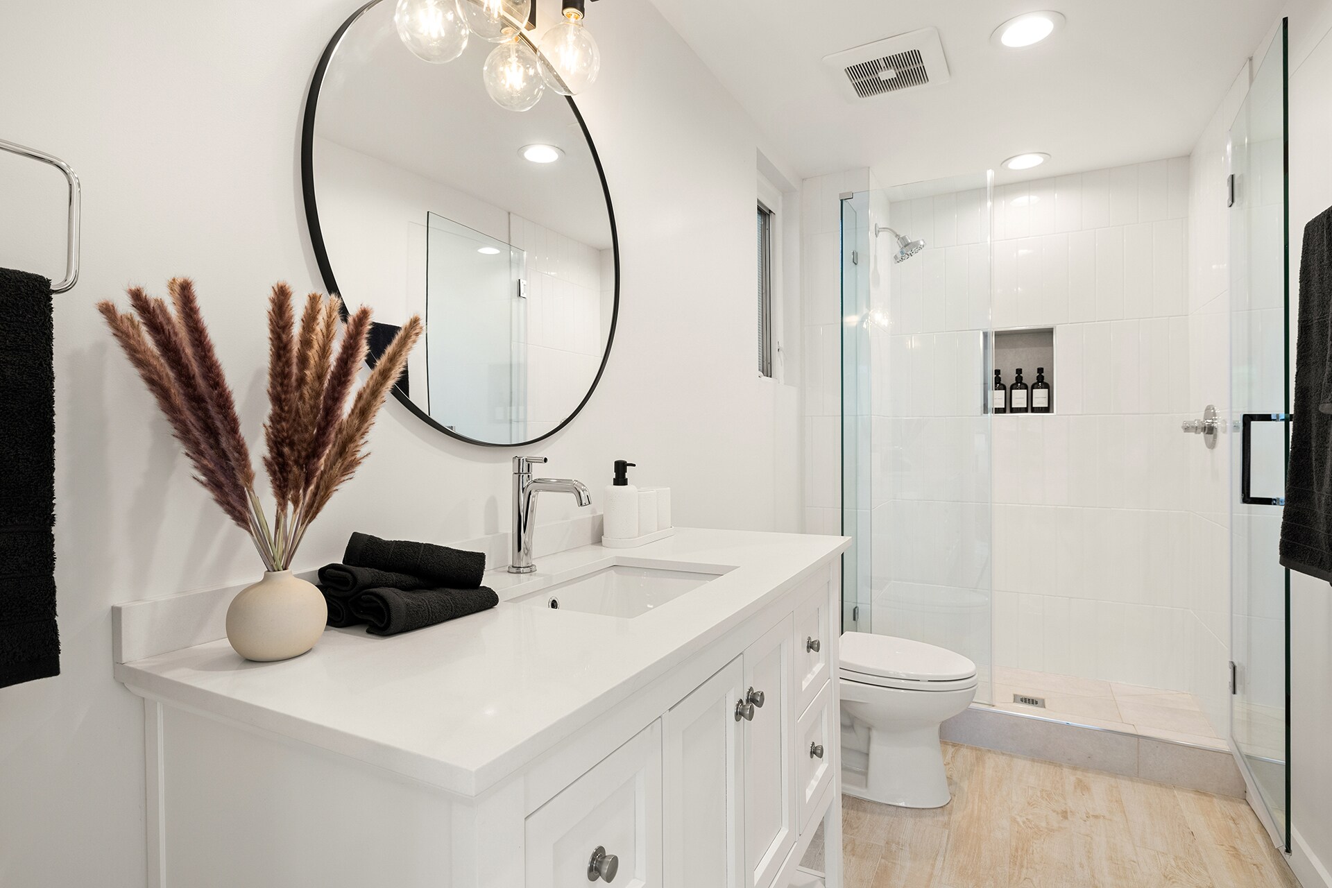 Building Photo - 831 Dickson St