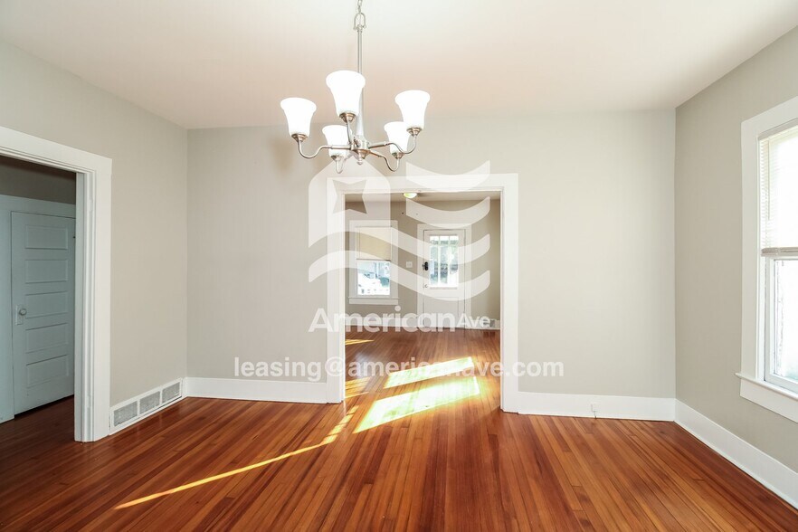 Building Photo - 3023 River Dr