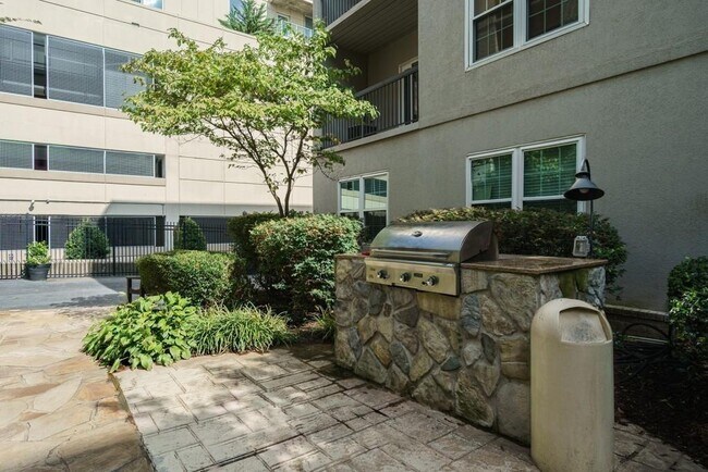 Building Photo - 1075 Peachtree Walk NE
