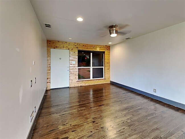 Building Photo - 2307 Cardinal Ln