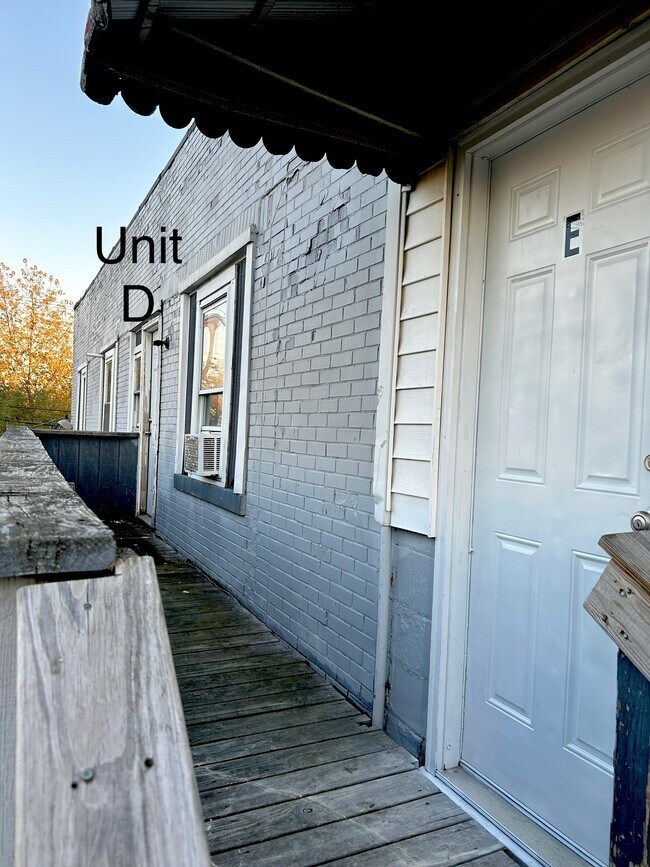 Building Photo - Seneca Ave