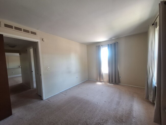 Building Photo - Brick 2 bedroom condo near the water