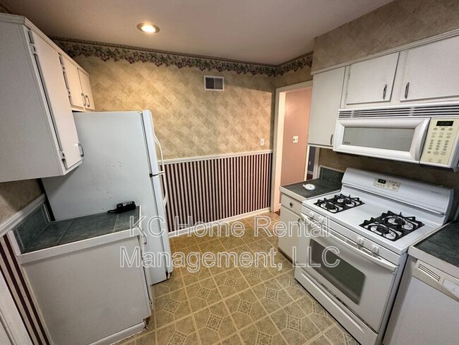 Building Photo - 619 W 85th St