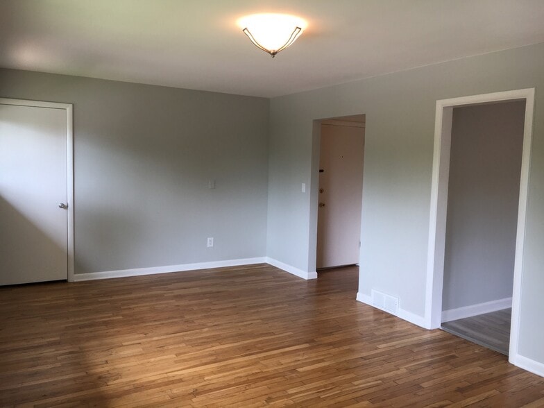 living room - 1822 Jackson Ave