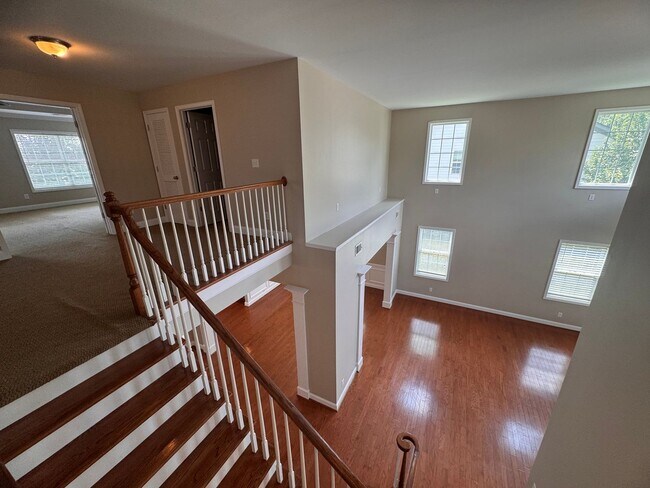 Building Photo - Stunning 5 Bedroom 4 Bath Home with 3 Car ...