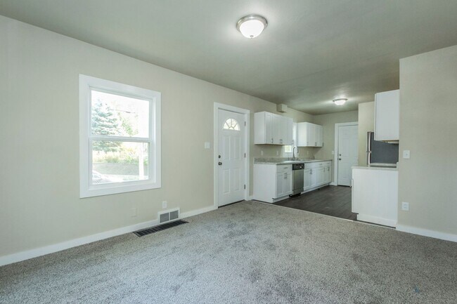 Building Photo - 2 Bedroom for Rent in Des Moines