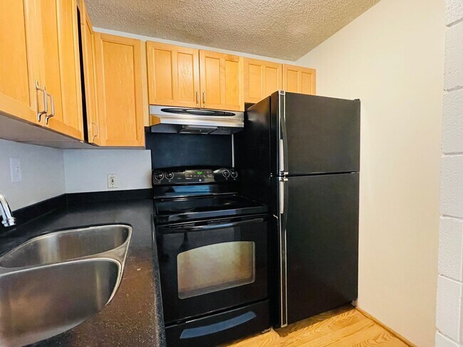 Building Photo - Partly Furnished 3-bedroom, 2-bath condo a...