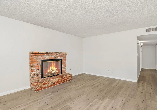 Building Photo - Beautiful 3 Bedroom 2 Bath