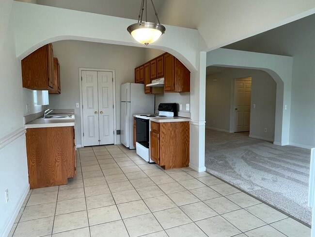 Building Photo - Shelby Twp 2-bedroom, 2-bath condo-style w...
