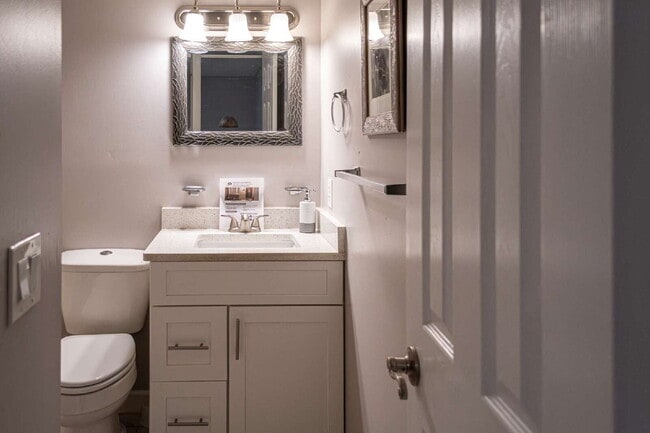 Building Photo - Beautifully Updated Rental in the Heart of Lynn Haven