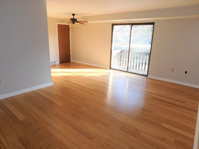 Building Photo - Sandy Creek