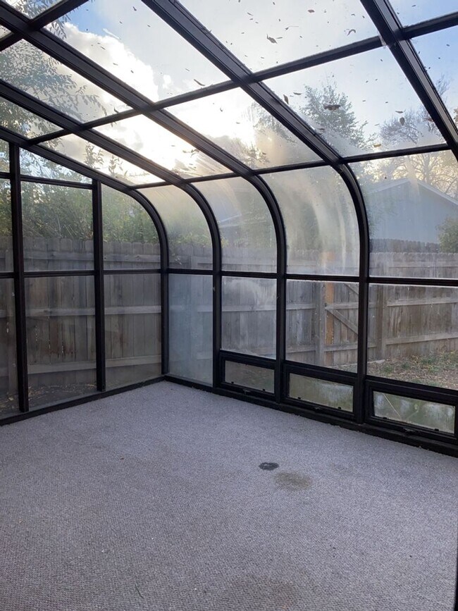 Building Photo - Start a Lease by 12/1 and Receive a $500 R...