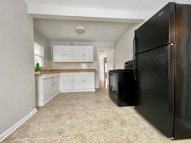 Building Photo - Cute 2 Bedroom Bungalow