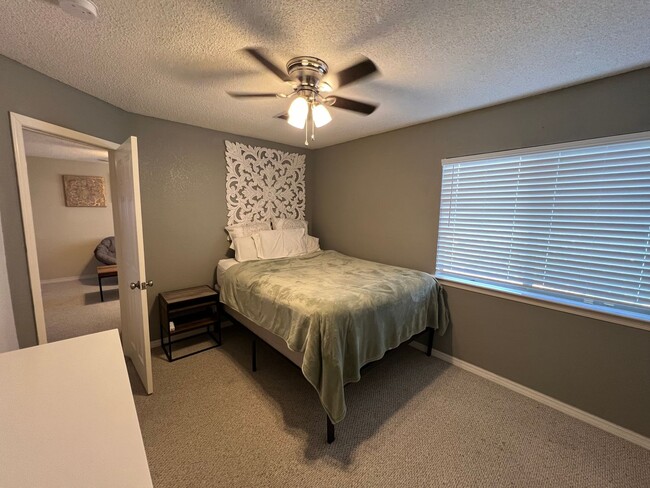 Building Photo - Charming 3-Bed, 2.5-Bath Home with Cozy Fi...