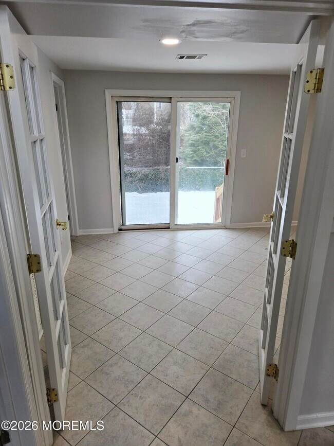 Building Photo - 240 Mill Creek Dr