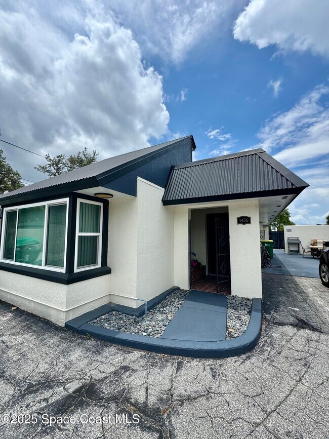 Building Photo - 1456 Guava Ave