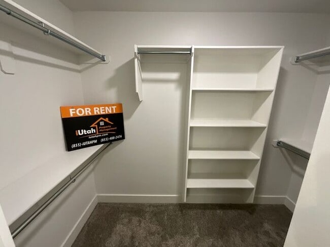 Building Photo - 3 bedroom 2.5 Bath Townhouse