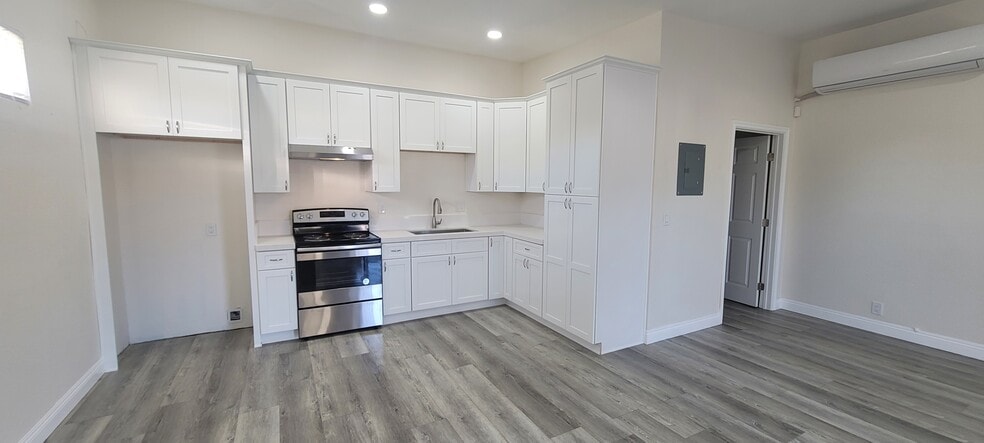 Kitchen area - 428 S Sultana Ave