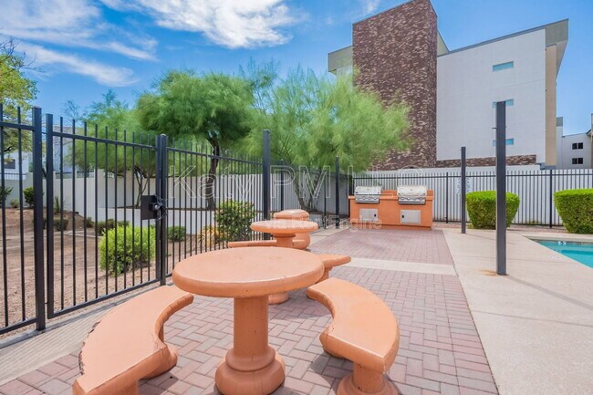 Building Photo - 1005 E 8th St