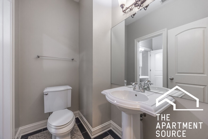 Building Photo - 2332 W Morse Ave