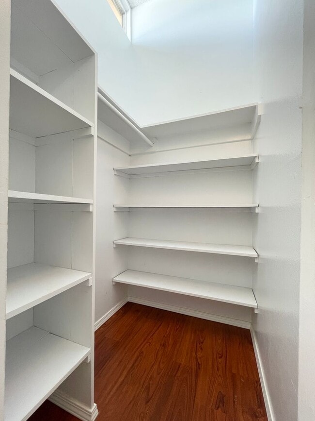 Building Photo - Well Maintained 3 Bed, 2.5 Bath Townhome i...