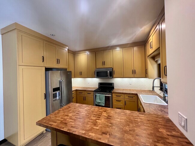 Building Photo - 2281 N Beachwood Dr