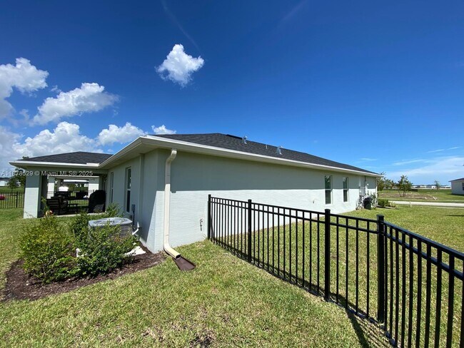 Building Photo - 11060 Middle Strm Dr