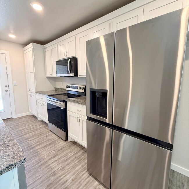 Building Photo - 1/2 Off First Months Rent! - 3 Bedroom 2 Bath Home Available Now In Elm Meadows!