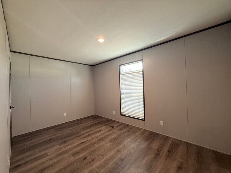 Building Photo - 127 Paramount Dr