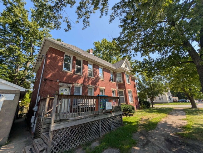 Building Photo - 202 E Barker Ave
