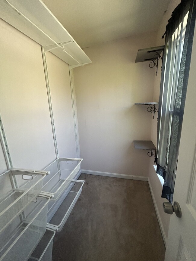 Building Photo - Spacious 3-Bedroom Townhome with Finished Basement in Warrenton, Virginia offering Prime Commuter...