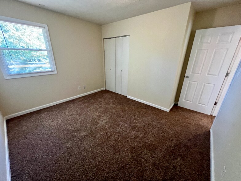 Building Photo - 912 Sharon Dr