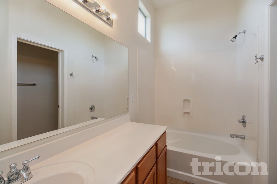 Building Photo - 1350 S Greenfield Rd