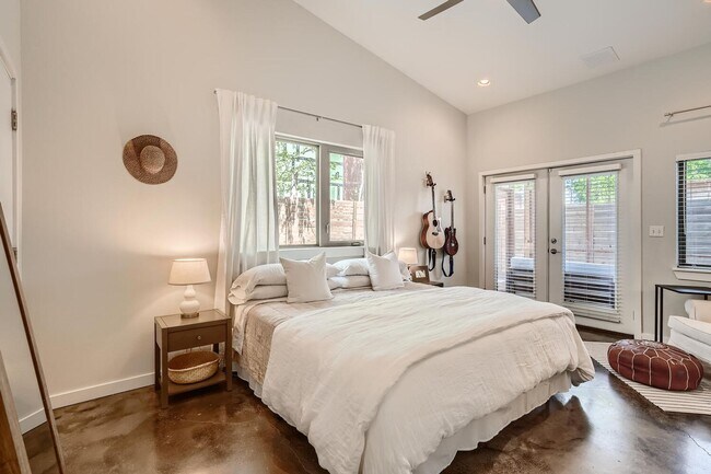 Building Photo - Home for Lease In East Downtown Austin Holly District