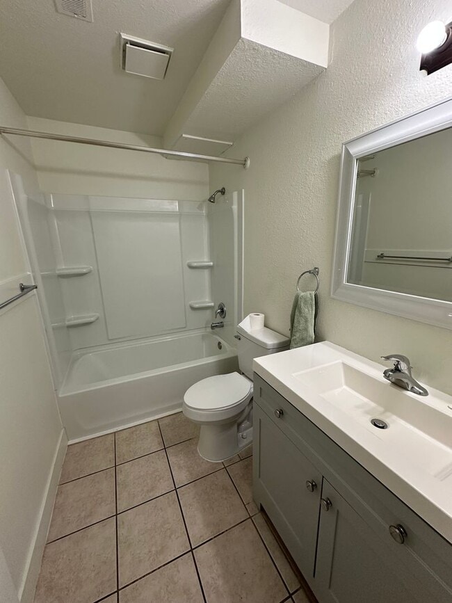 Building Photo - Beautiful Salt Lake Condo!