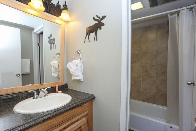Building Photo - Move in Special! Keystone 2 bed/2bath! Plu...