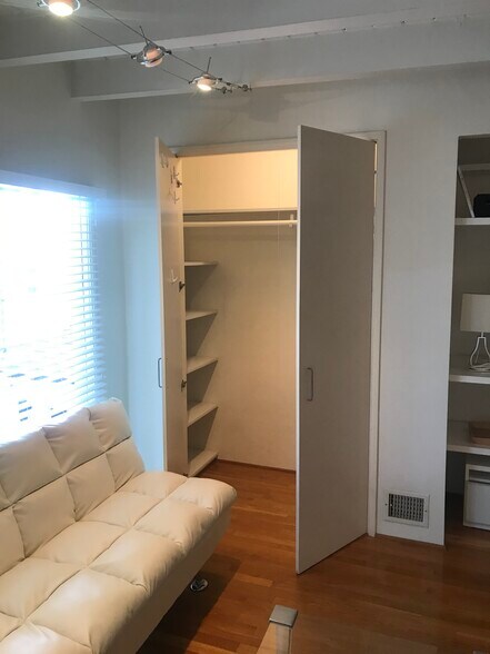 Building Photo - 516 N San Vicente Blvd