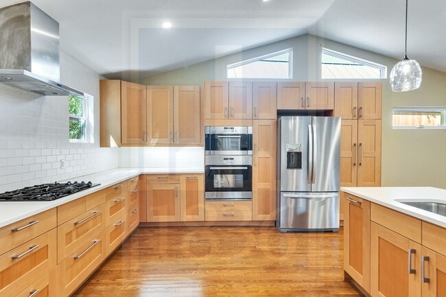 Building Photo - 1321 Bonham Terrace